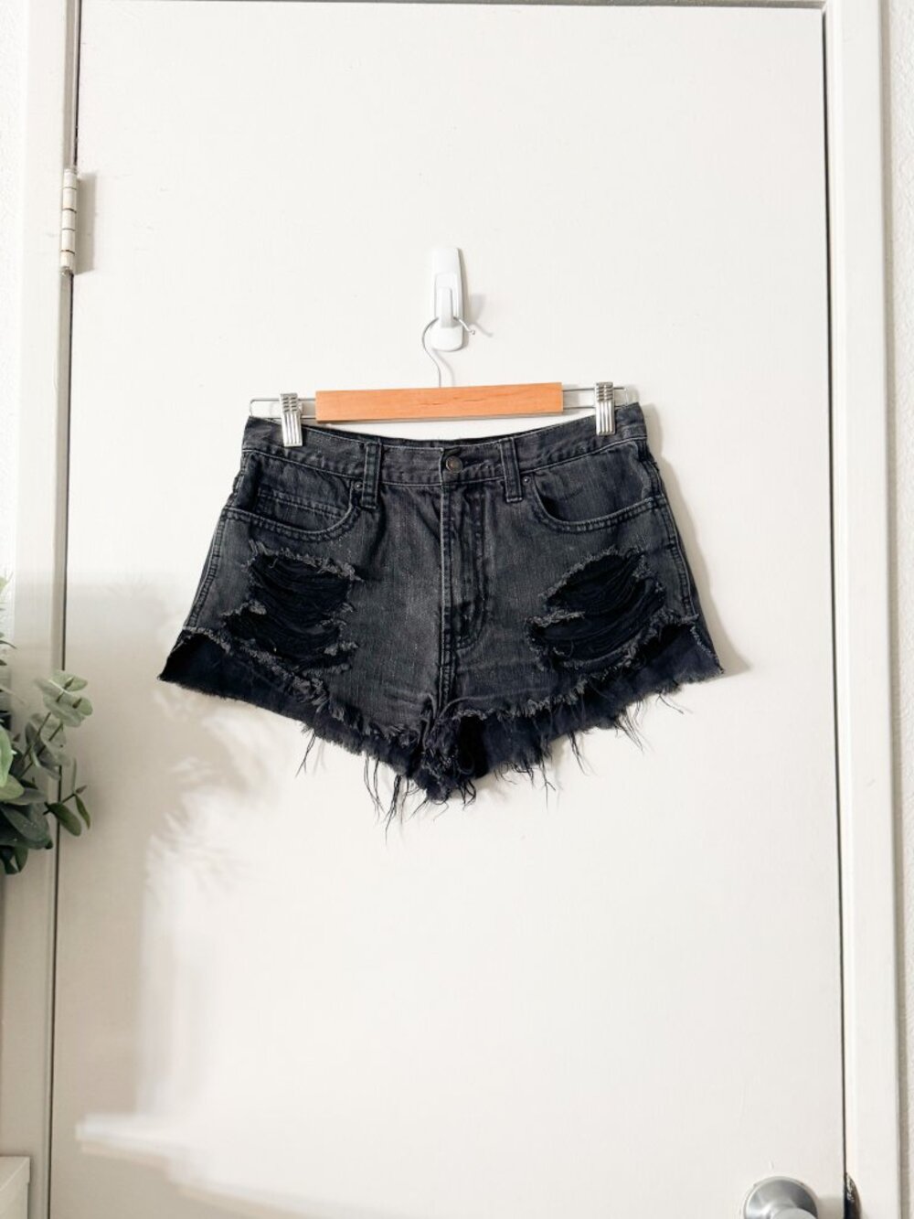 ☀️ ABERCROMBIE & FITCH Black Distressed High Rise Denim Shorts Ripped Size 27